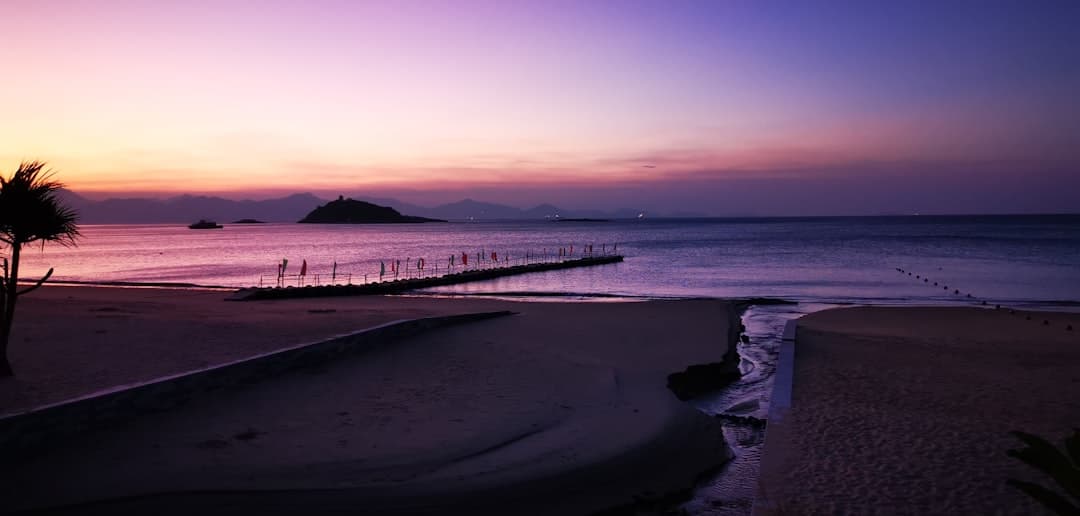 Piękny zachód słońca na plaży w Da Nang