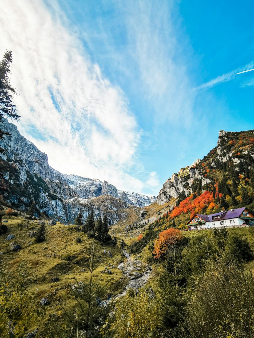 dramatyczny krajobraz górski w Dolomitach z skalnymi szczytami