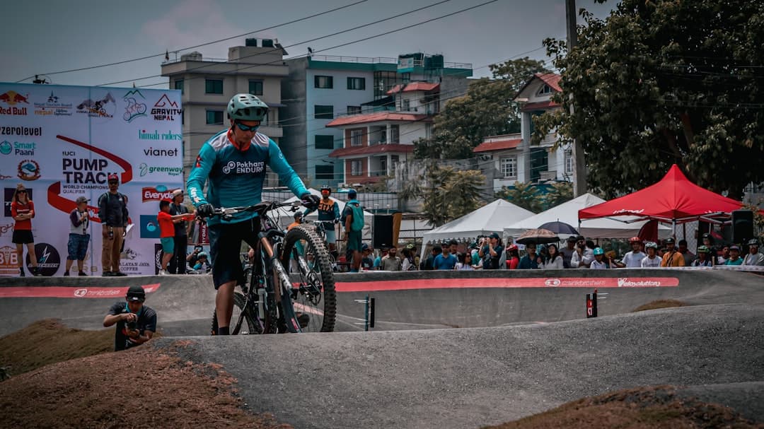 Rodzina ciesząca się radosnym rowerowym wydarzeniem w Bogocie