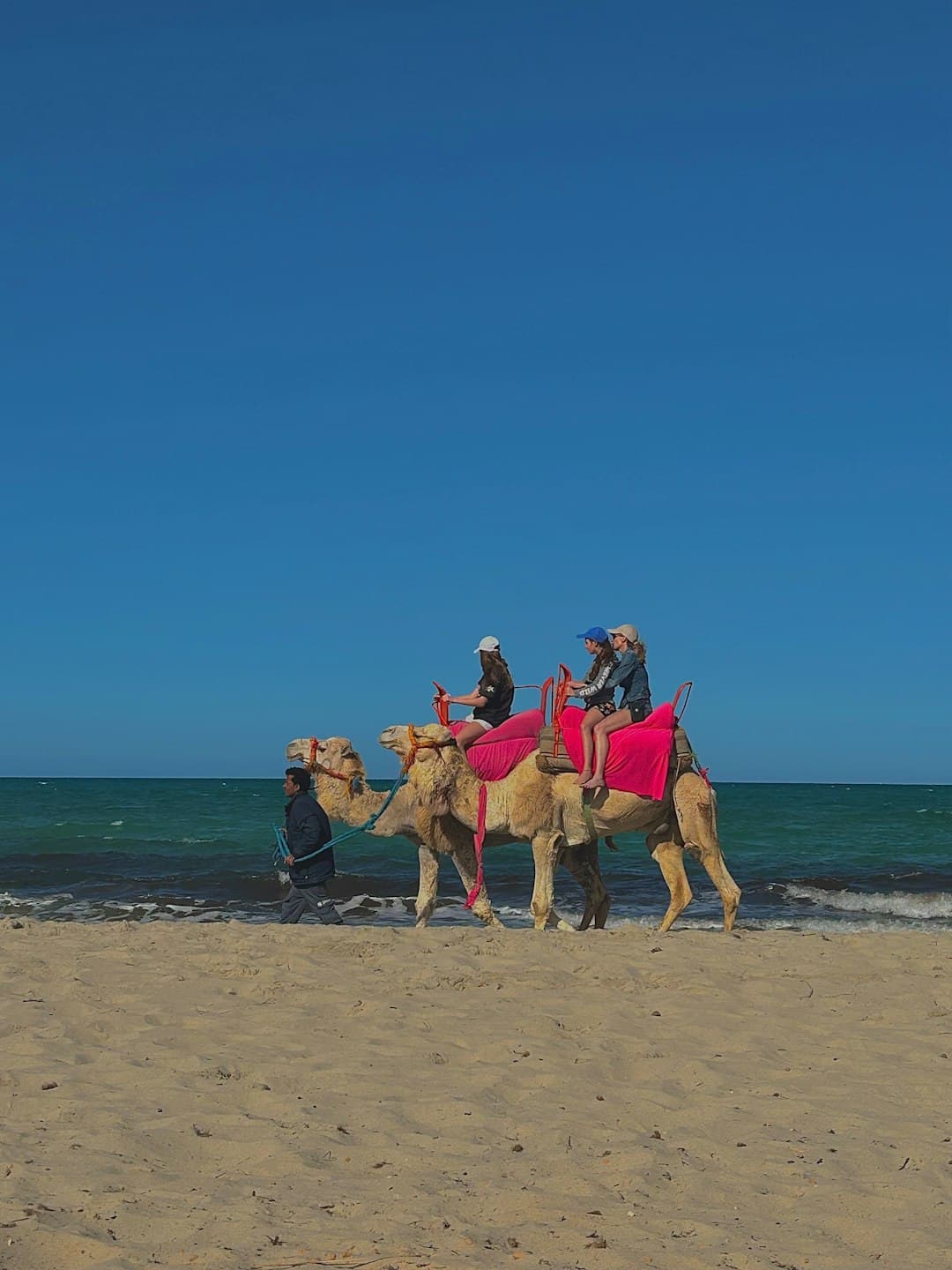 Szczęśliwa rodzina ciesząca się wakacjami na plaży w Tunezji