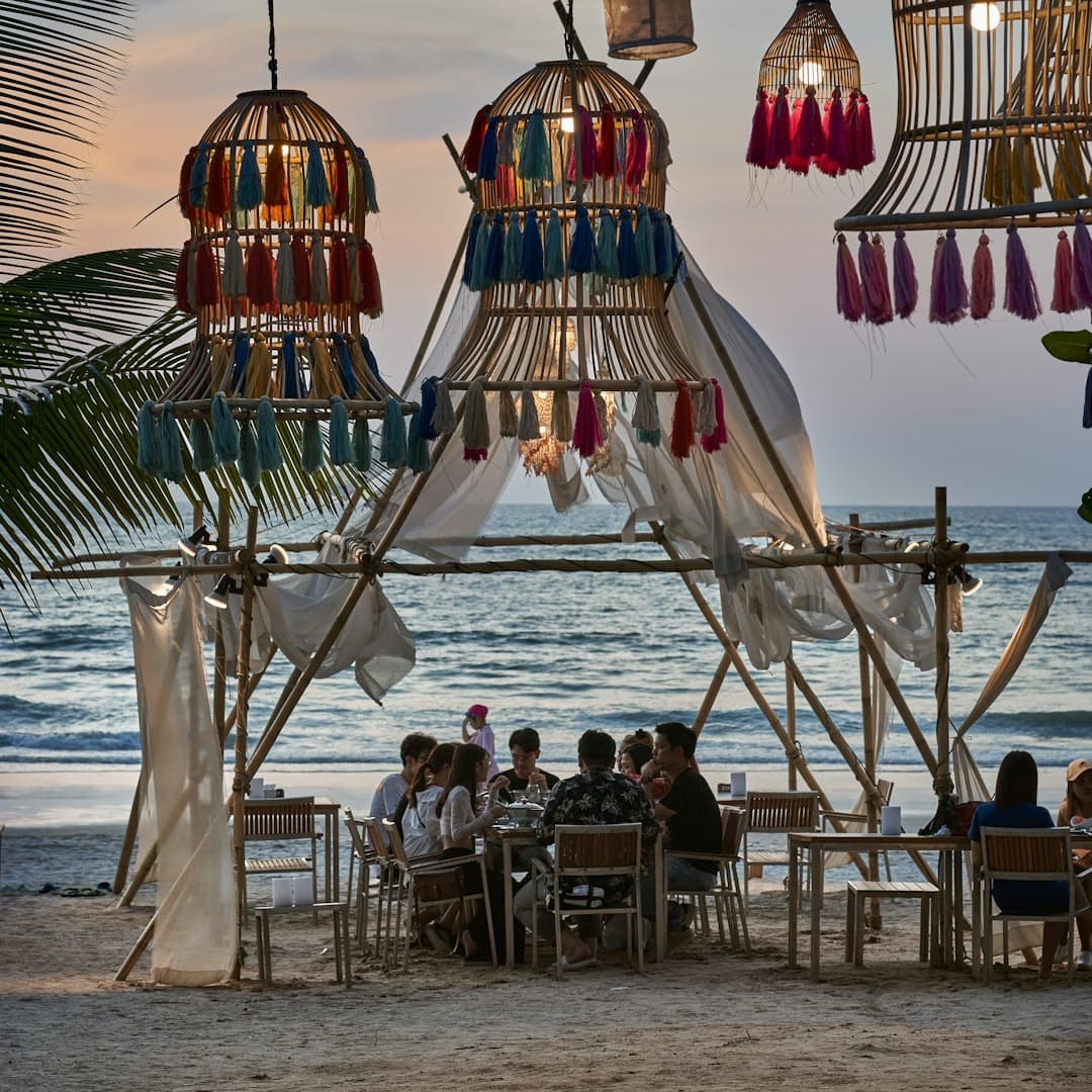 Rodzina ciesząca się lokalnym jedzeniem w restauracji przy plaży