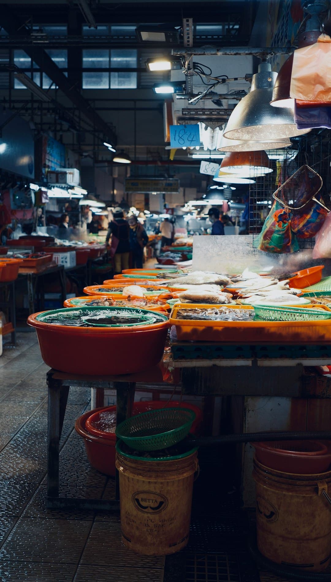 Targ rybny wnętrze świeże owoce morza stragany.