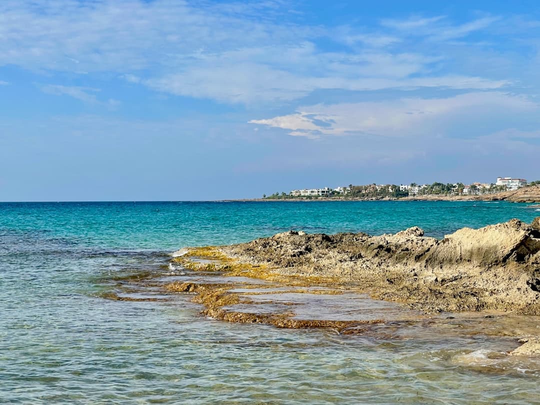 Plaża z czystą wodą w Pafos