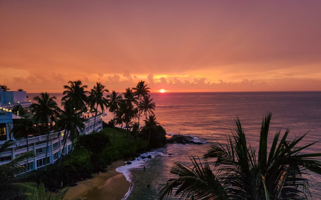 Zachód słońca na tropikalnej plaży, inspiracja do podróży