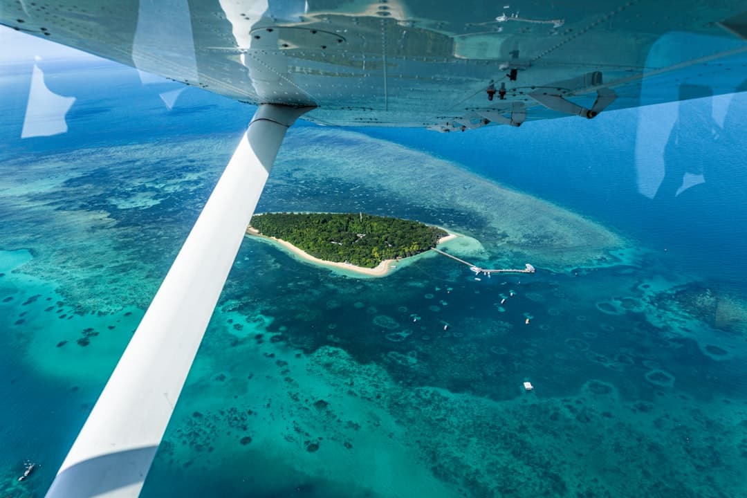 Samolot przelatujący nad tropikalnymi wyspami