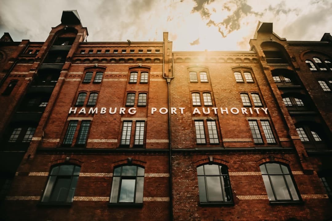 Rodzina odkrywająca Hamburg