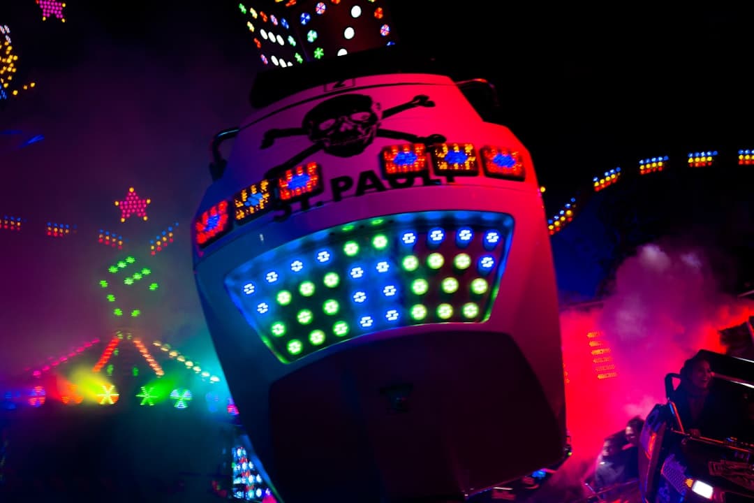 Kolorowa przejażdżka w wesołym miasteczku nocą.