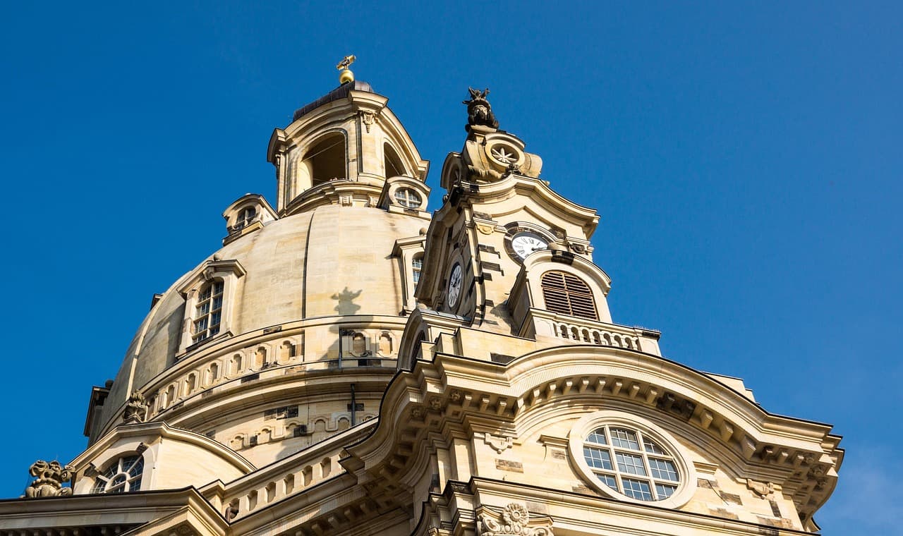 Kopuła i wieża zegarowa Frauenkirche w Dreźnie, architektura barokowa.