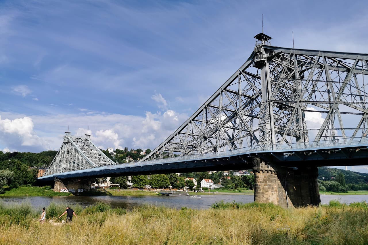 Ikoniczny most Niebieski Cud nad Łabą, Drezno, ludzie z psem.