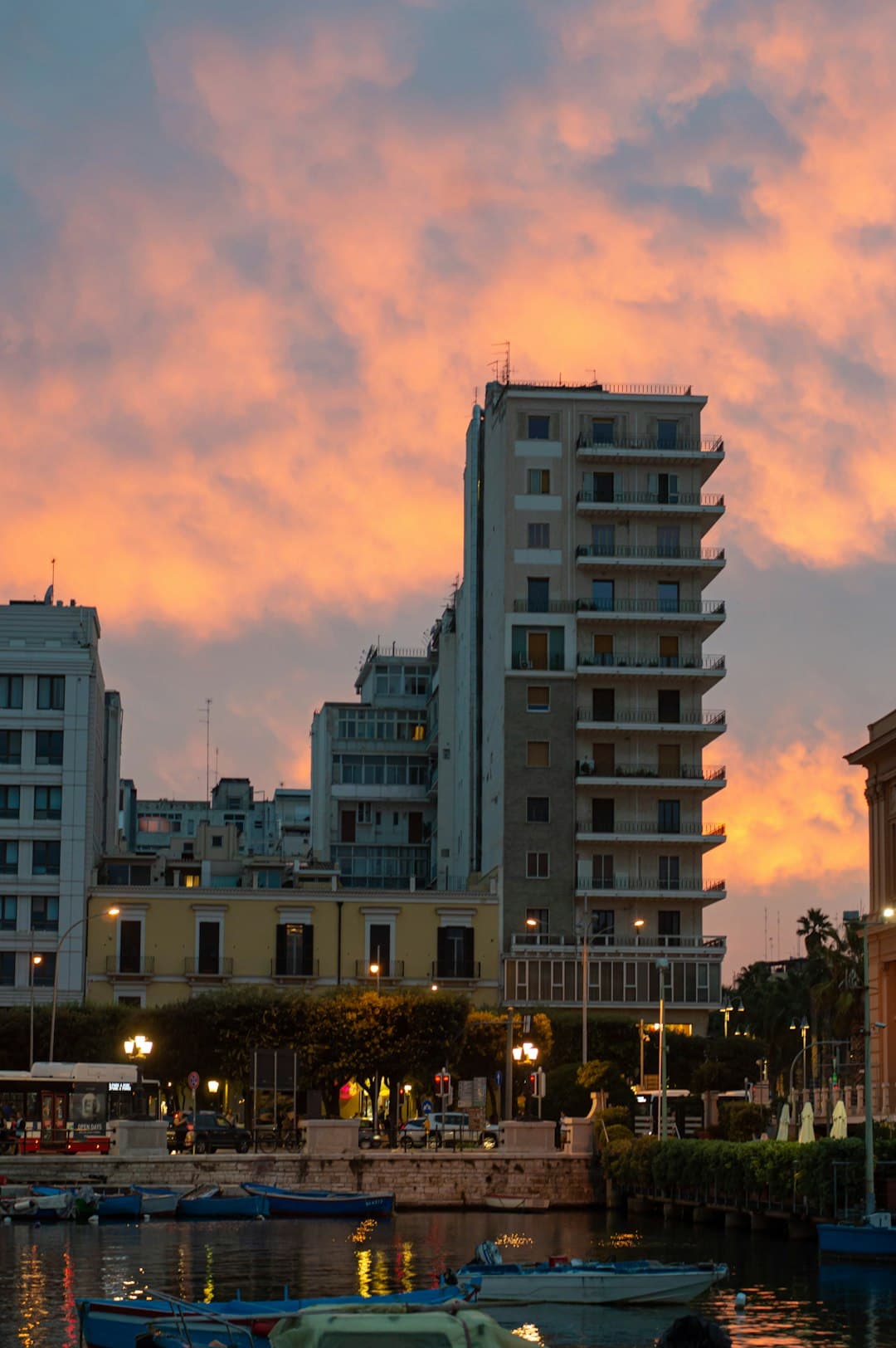 Przewodnik turystyczny po Limassol z pięknym widokiem na zachód słońca