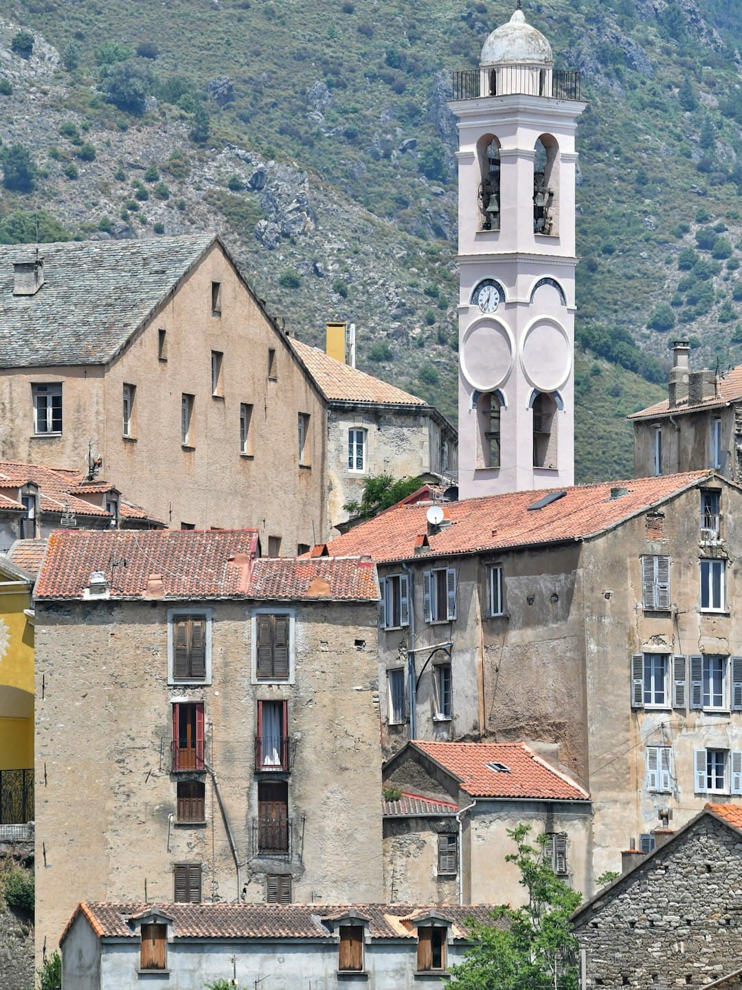 Historyczne miasto Corte z górami i rzeką