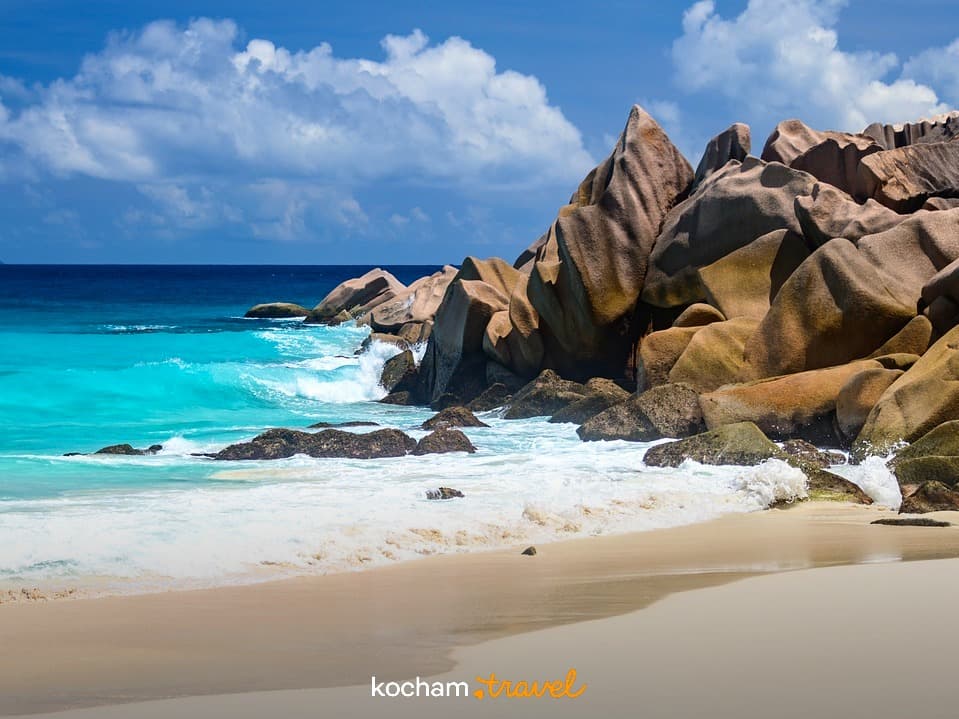 Piaszczysta plaża z turkusową wodą i granitowymi skałami, Seszele.