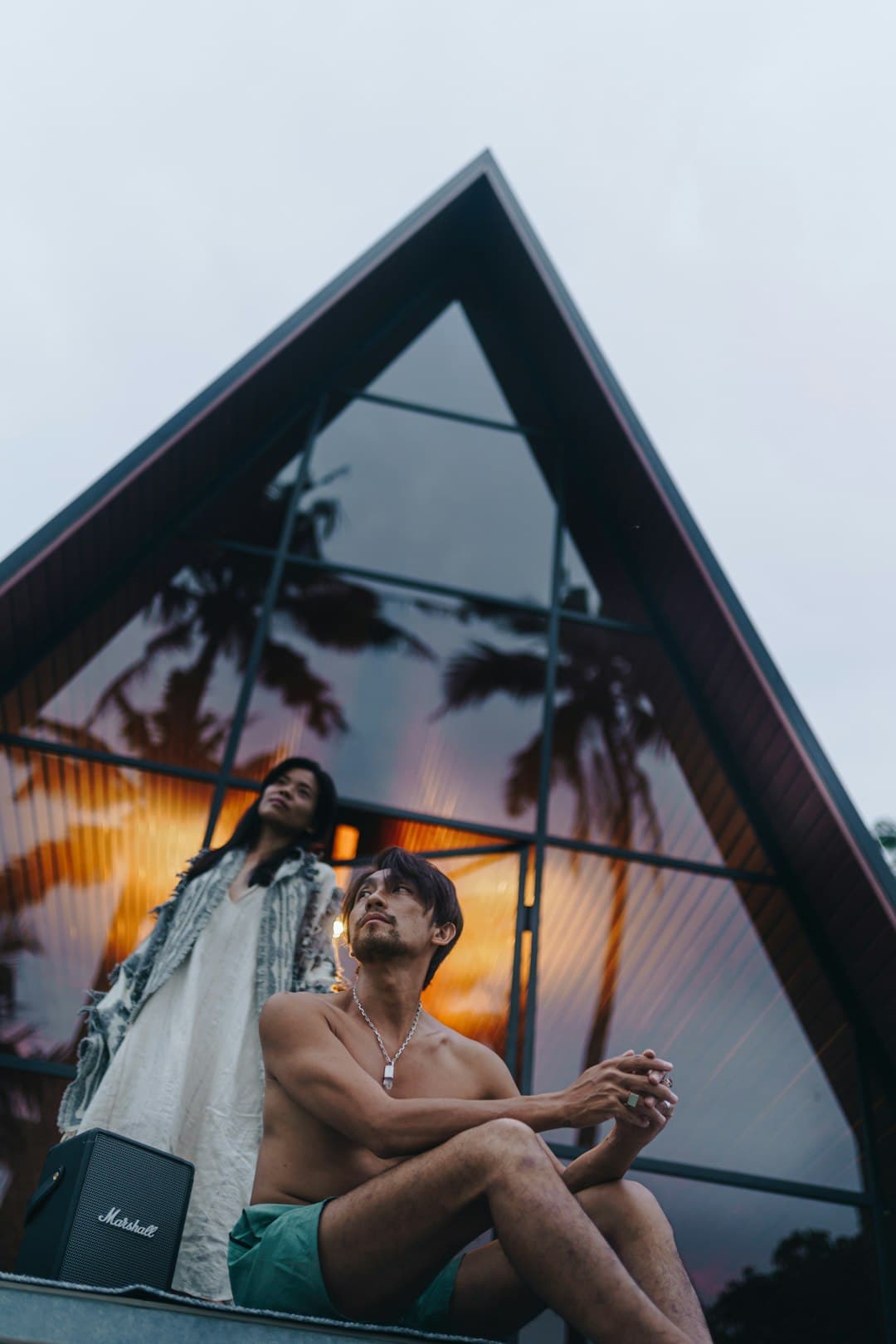 Para relaksująca się przy basenie hotelowym w Christchurch