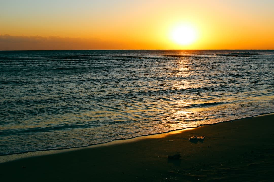 Oszałamiający widok na plażę w Hurghadzie o zachodzie słońca
