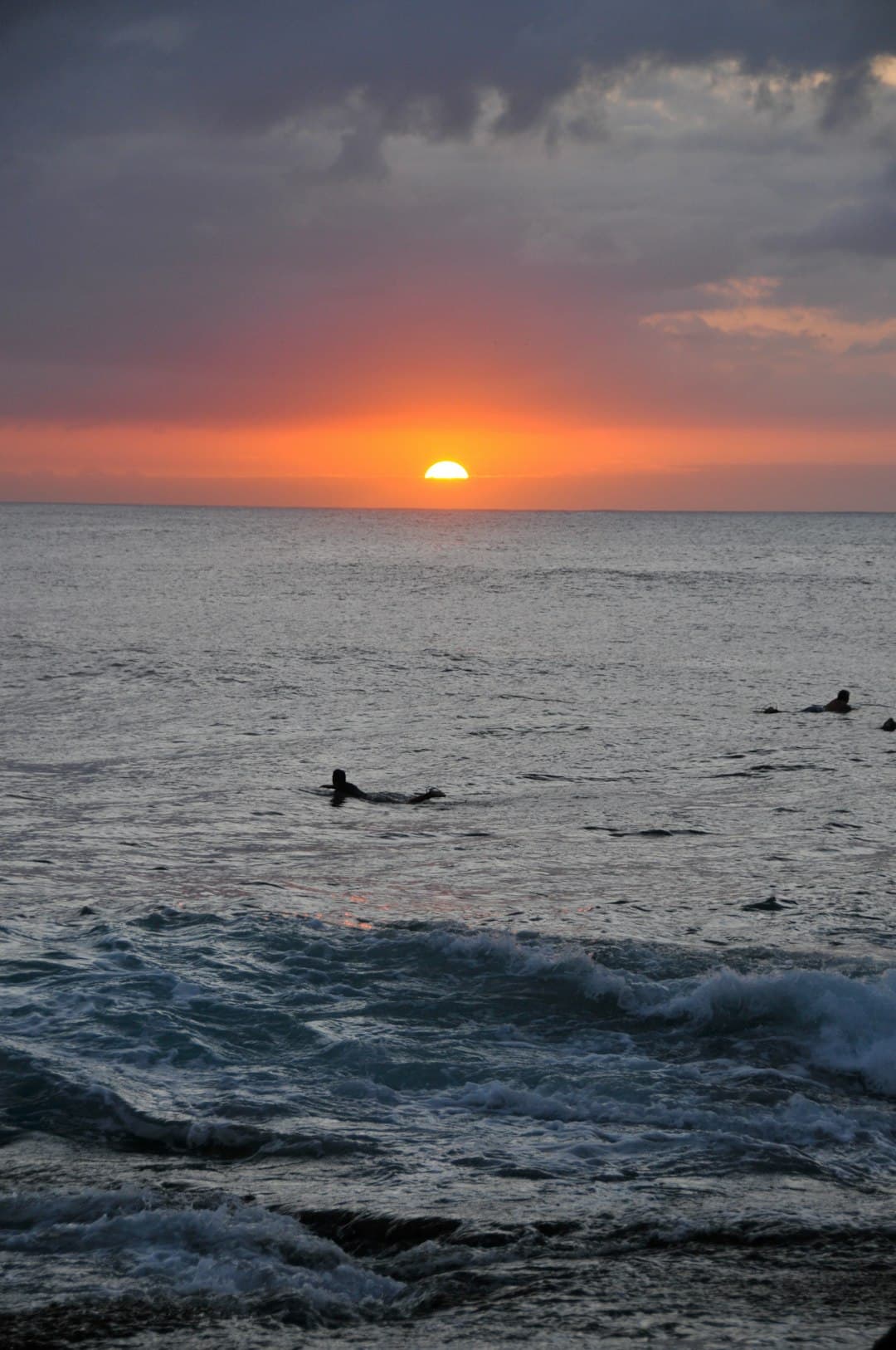 Jasny zachód słońca nad oceanem z deski surfingowymi w sylwetce