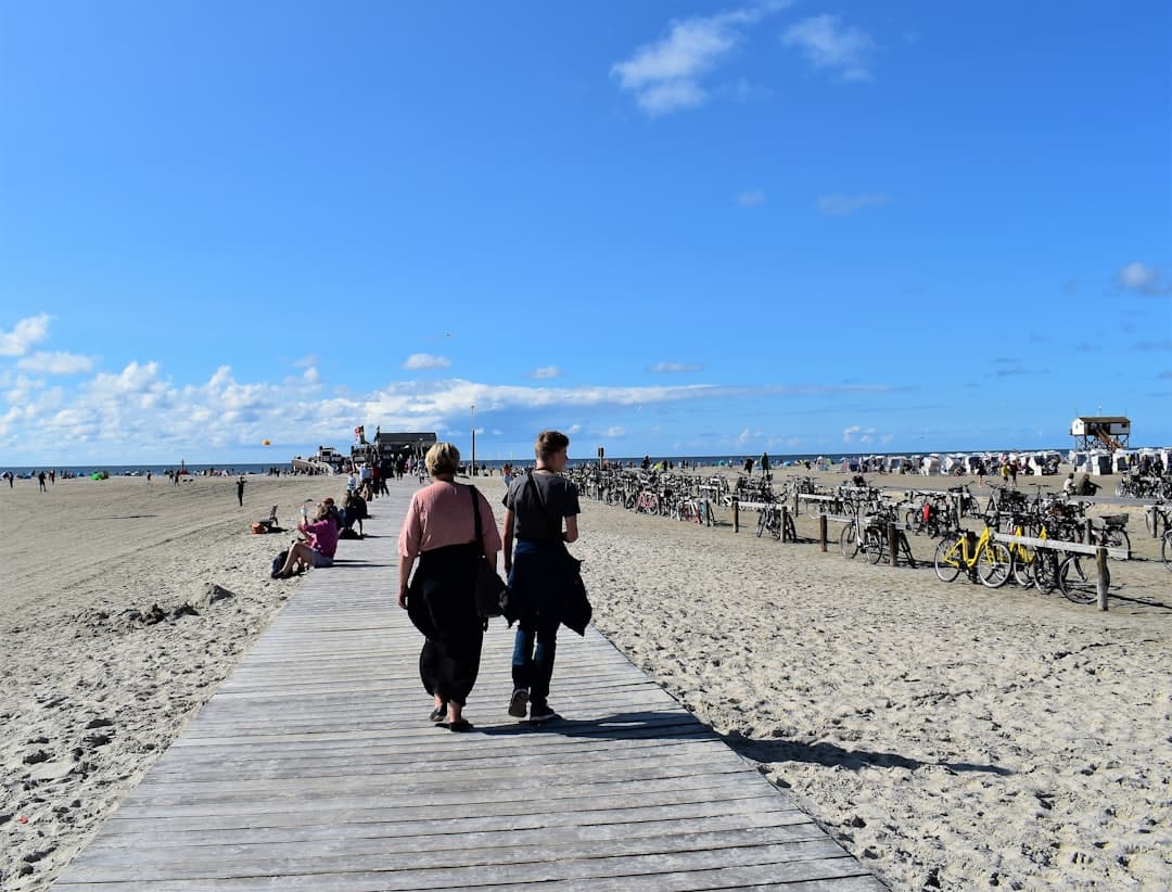 Spacerujący ludzie na promenadzie w Scheveningen
