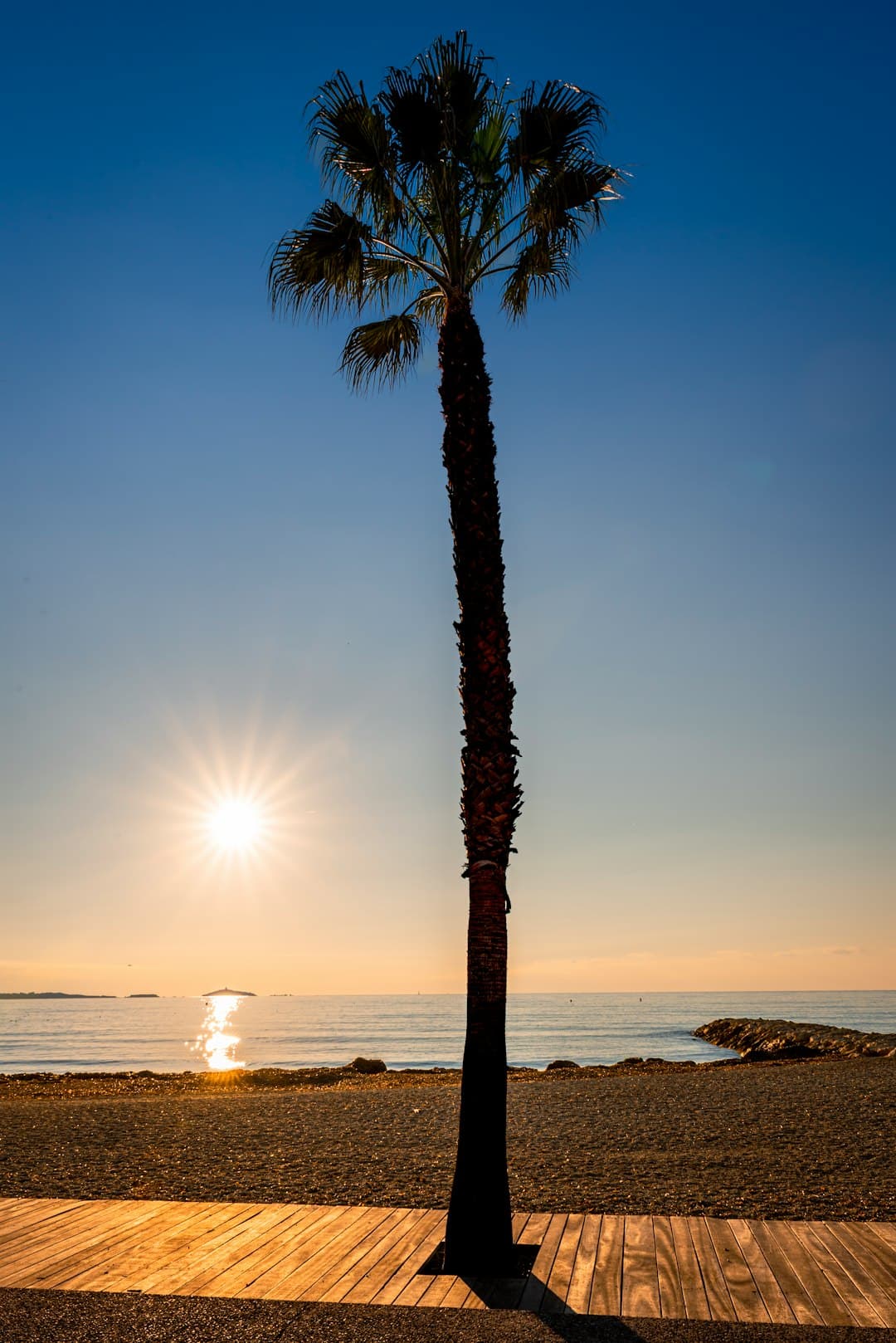 Spokojna plaża Bang Po