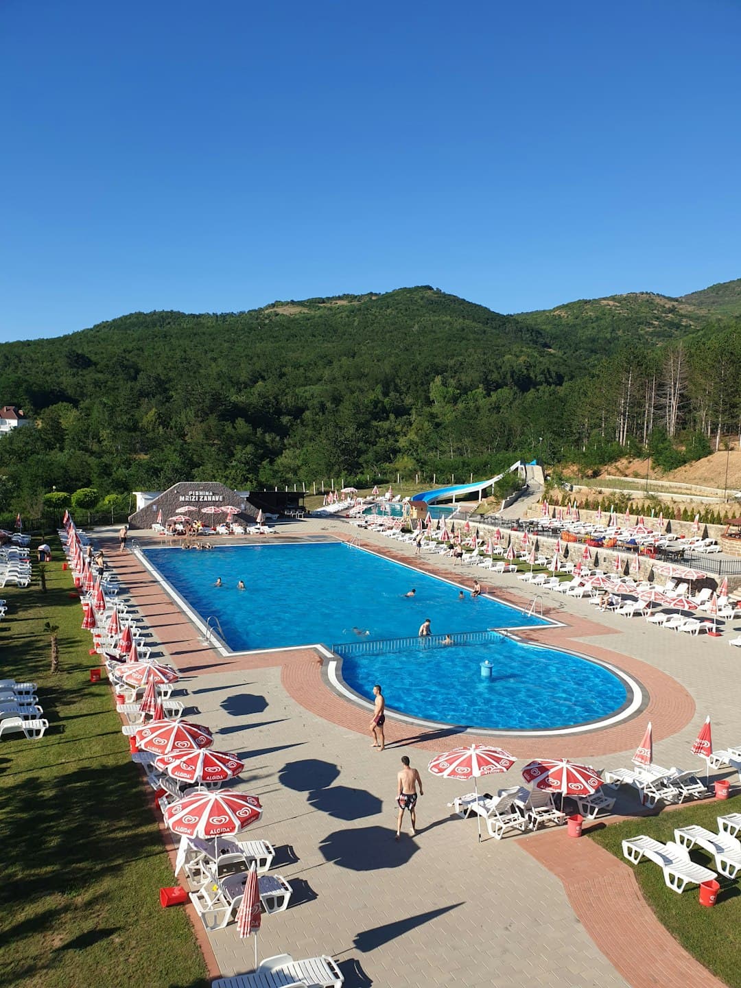 Luksusowy basen w hotelu na Riwierze Makarskiej