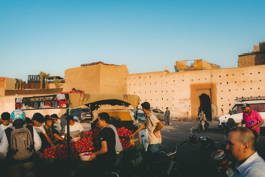 Sprzedawcy uliczni sprzedają pomidory na targu.