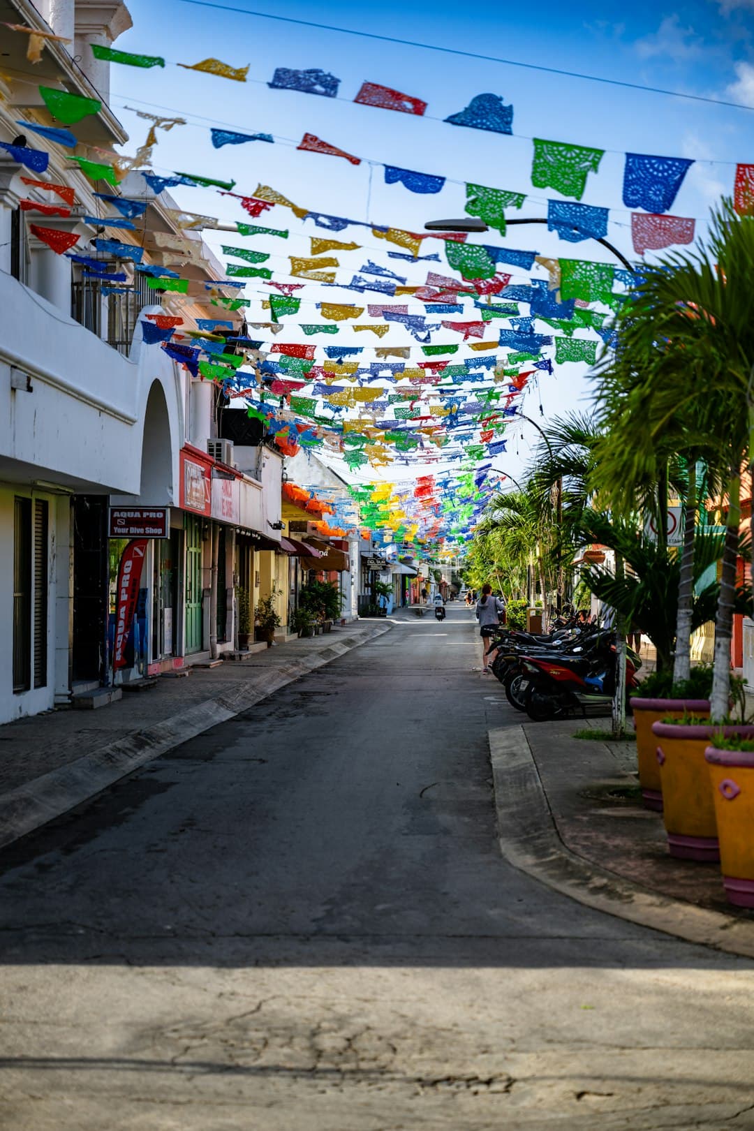 Kolorowe banery nad ulicą miasta w Meksyku