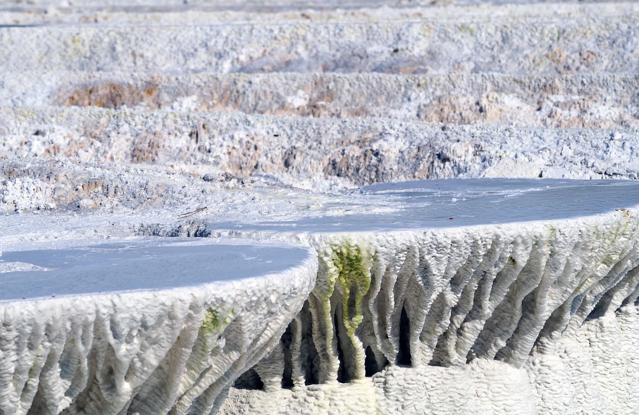 Białe wapienne tarasy trawertynowe z zielonymi naciekami
