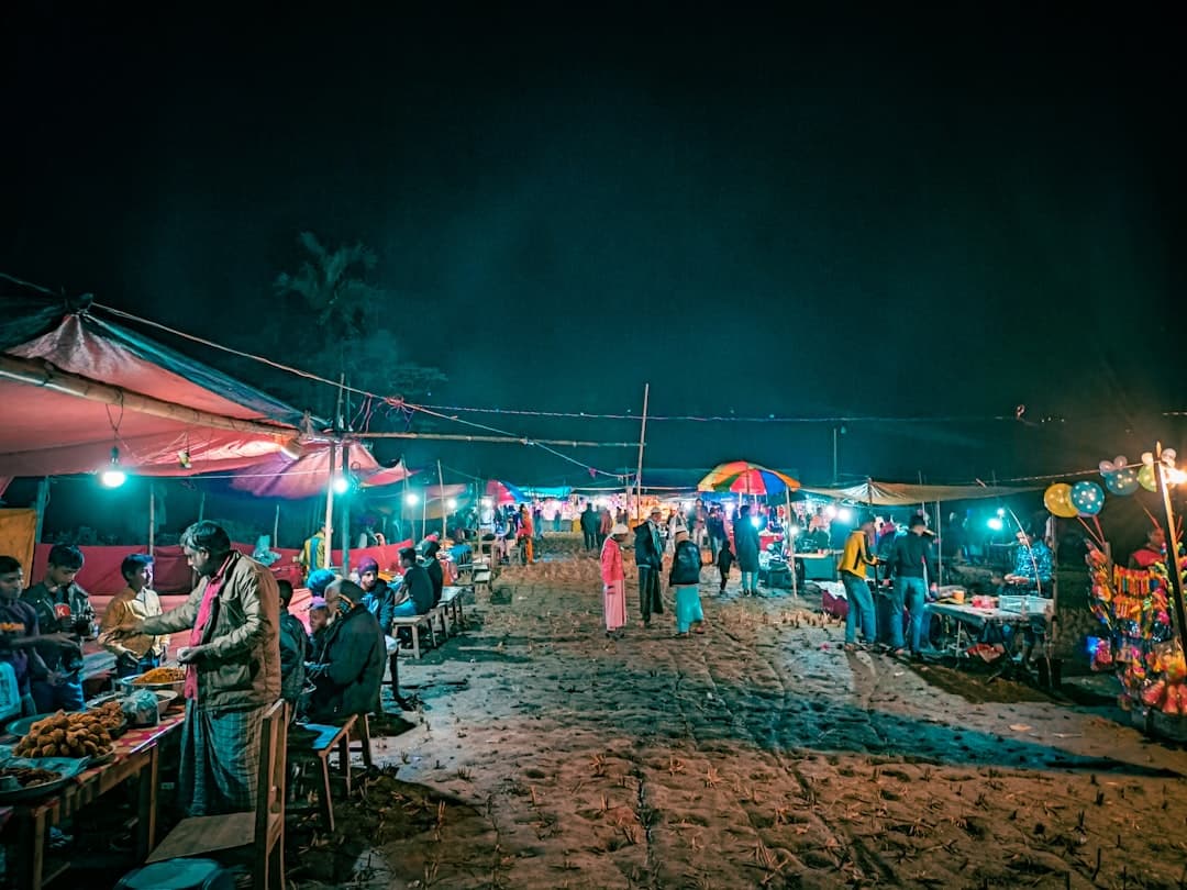 Ludzie delektujący się jedzeniem w beach barze