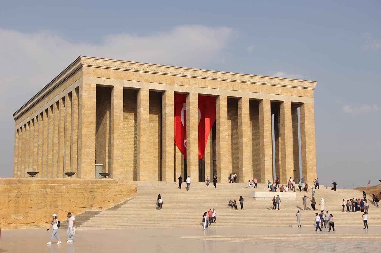 Anıtkabir, mauzoleum Atatürka w Ankarze, z flagą i odwiedzającymi.