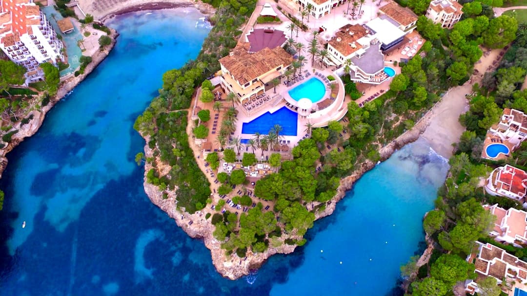 Luksusowy hotel w Albanii z basenem i palmami