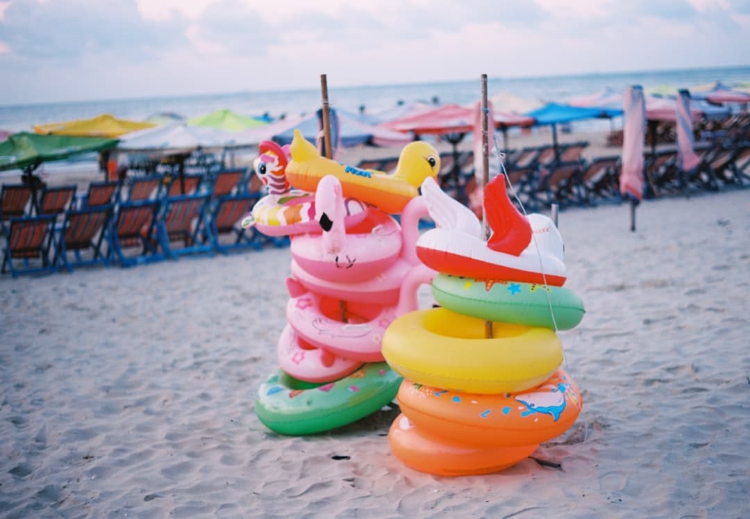 Szczęśliwi turyści cieszący się drinkami na plaży w Albanii