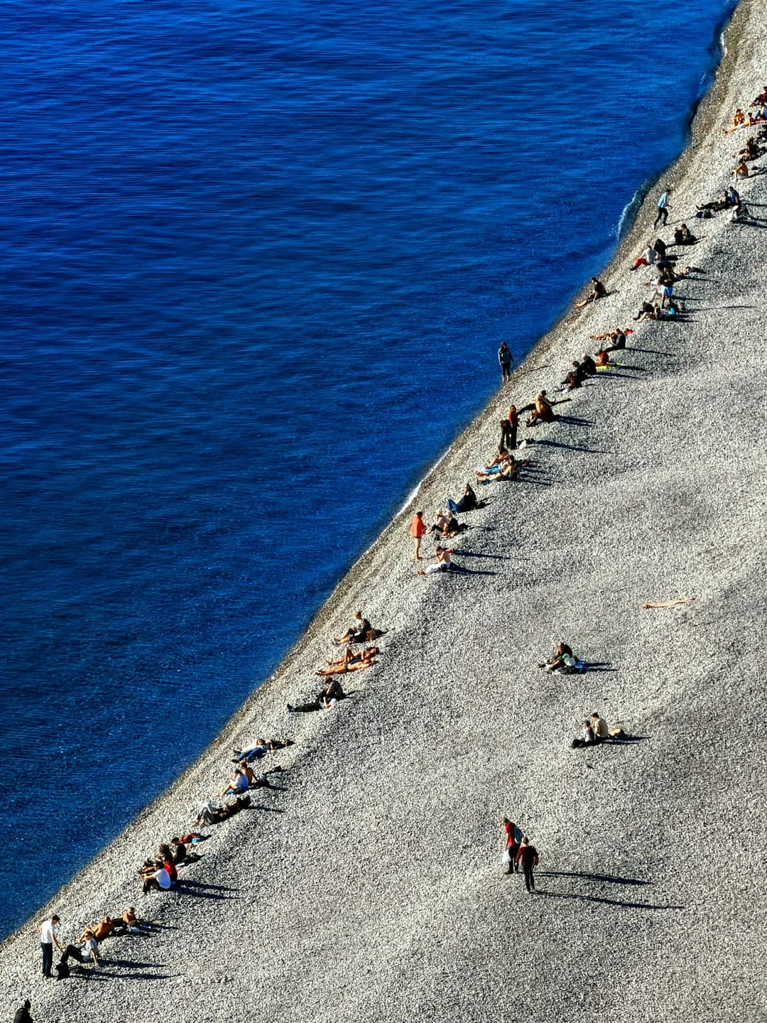 Piękna kamienista plaża w Nicei