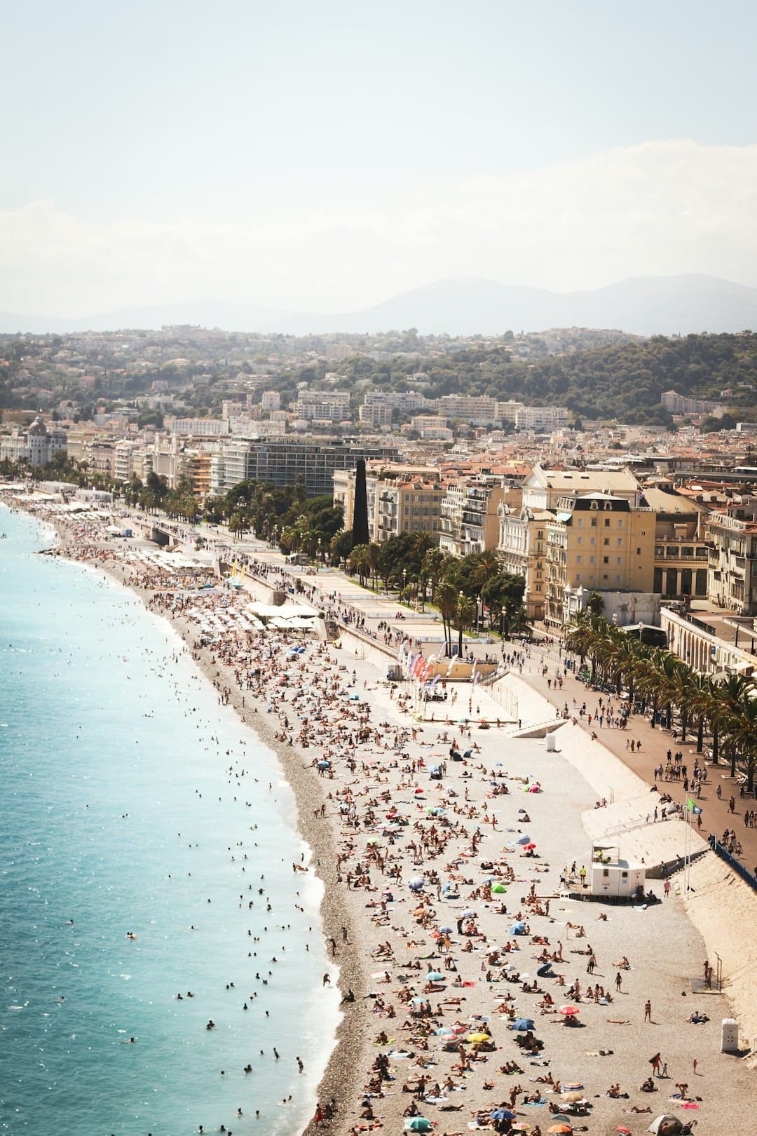 Tętniąca życiem plaża w Nicei