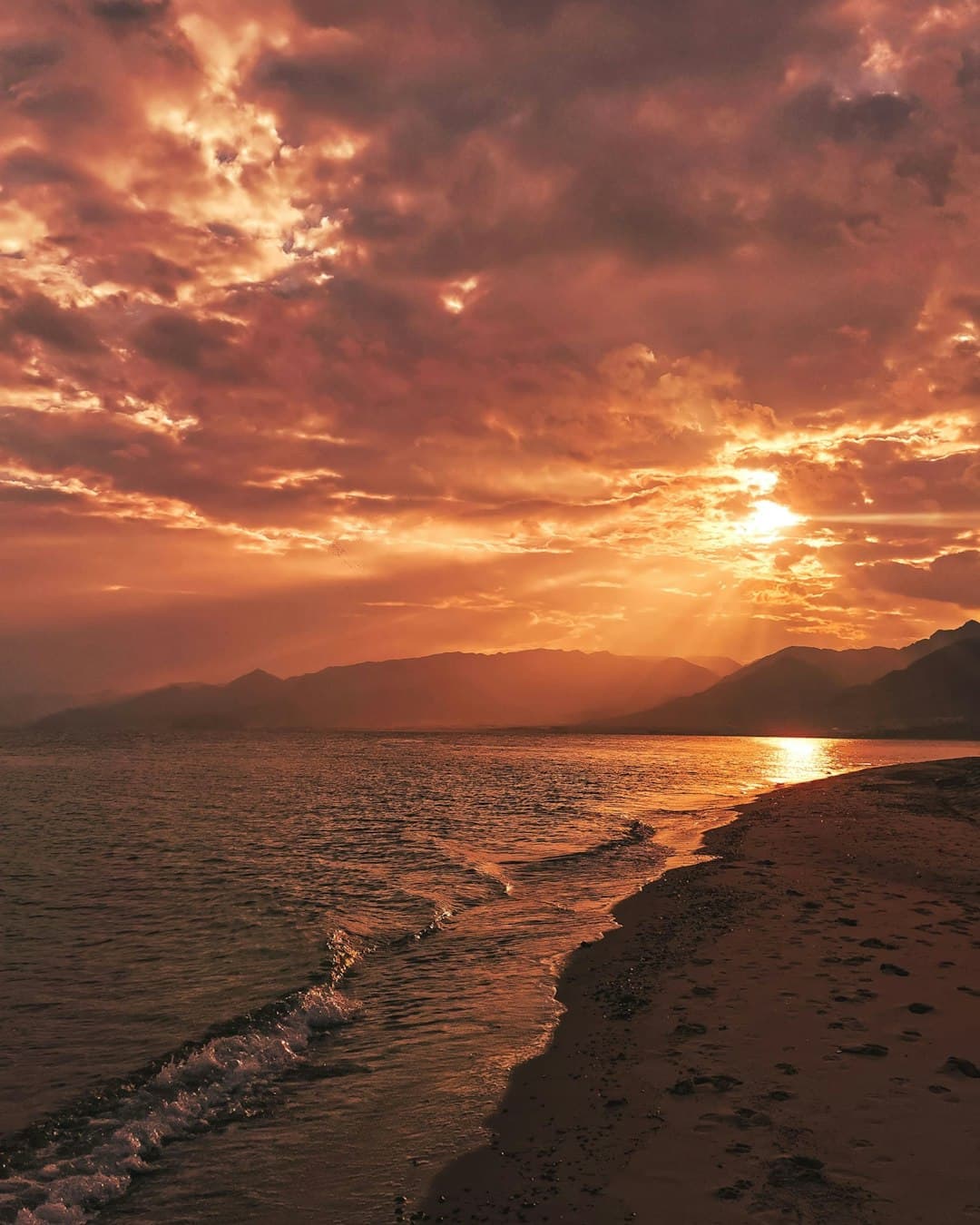 Piękny zachód słońca na wybrzeżu Albanii