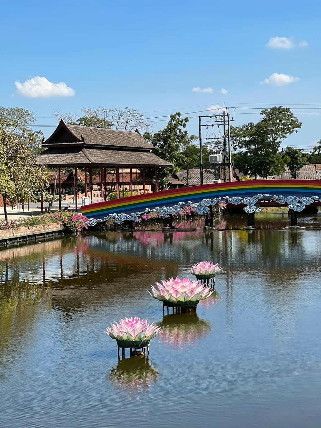 Jezioro i park przy świątyni Wat Yang w Pattayi