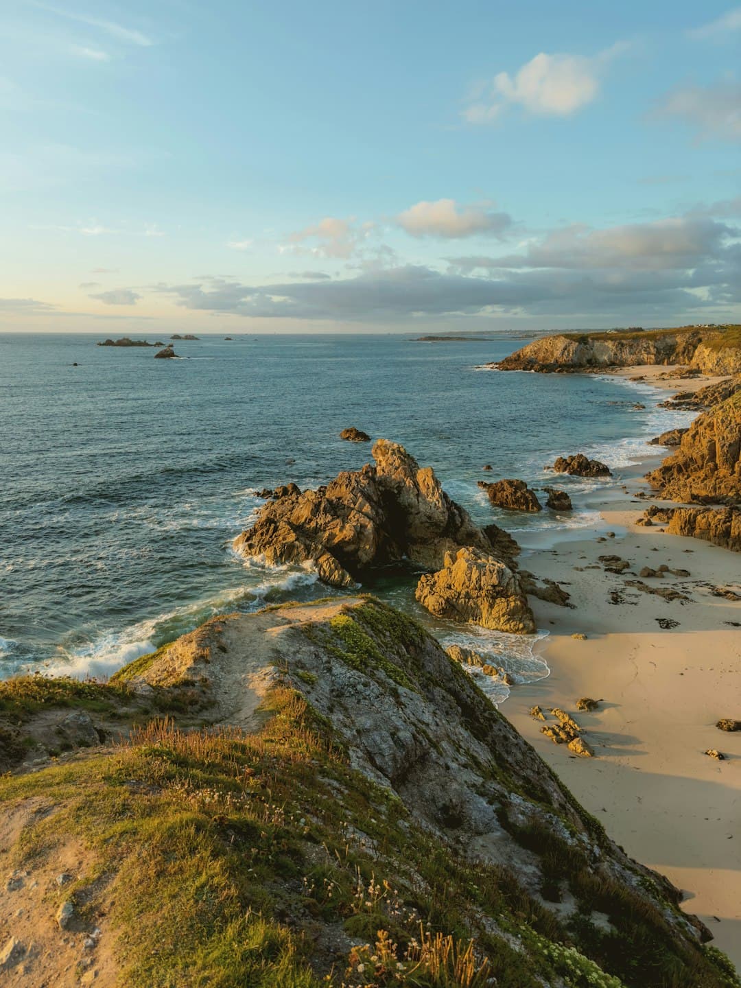 Zachód słońca nad plażą w Bretanii, inspiracja podróżnicza