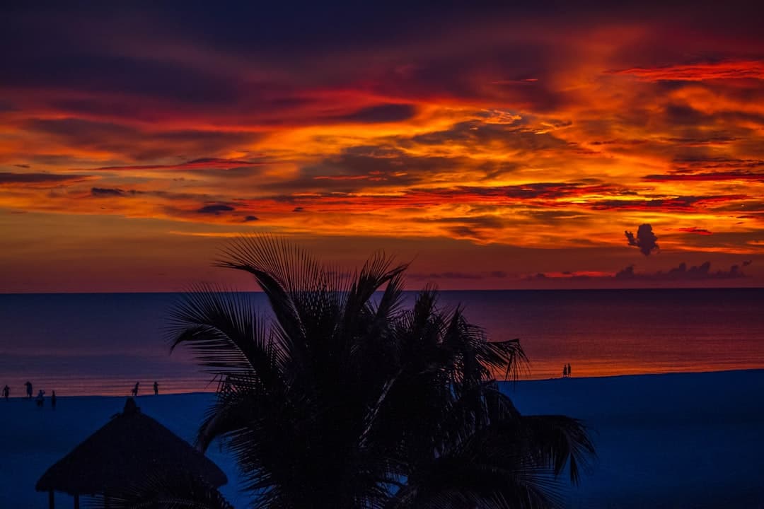 Kolorowy zachód słońca nad kubańską plażą