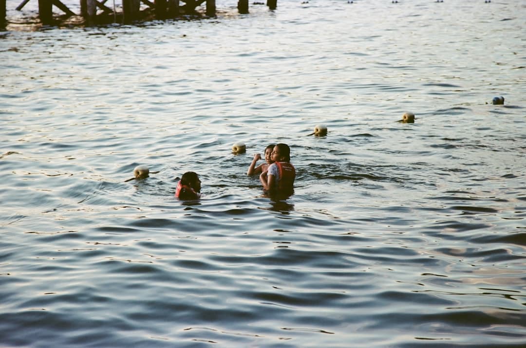 Rodzina ciesząca się gorącymi źródłami