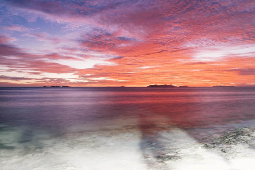Piękny zachód słońca na plaży na Fidżi