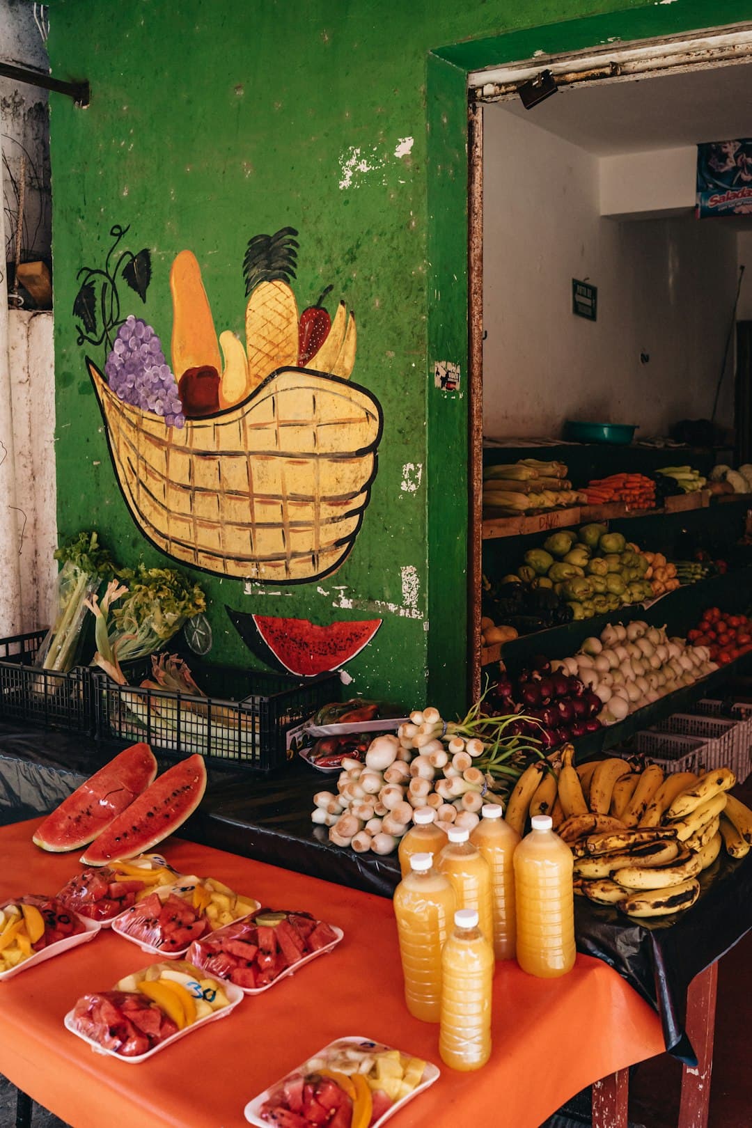 Lokalny rynek w Peru z świeżymi owocami i warzywami