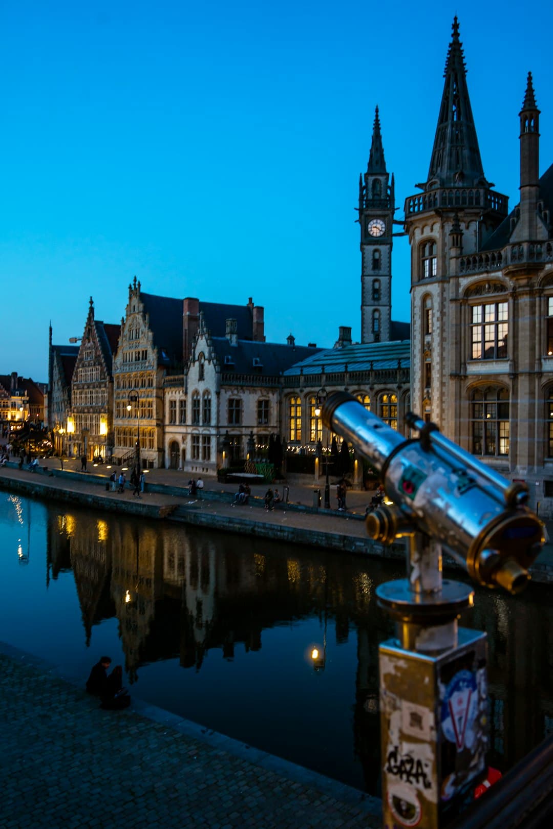 Grupa przyjaciół cieszących się piwem w pubie w Gandawie