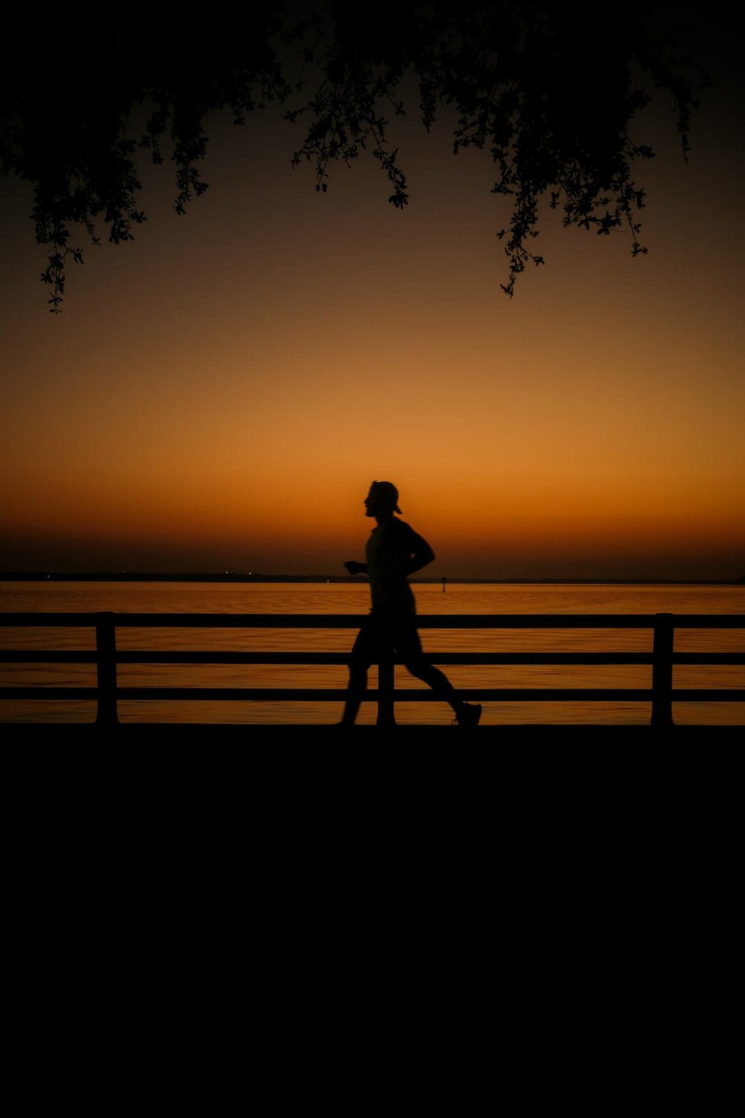 Mężczyzna biegający w parku w Ankarze podczas zachodu słońca