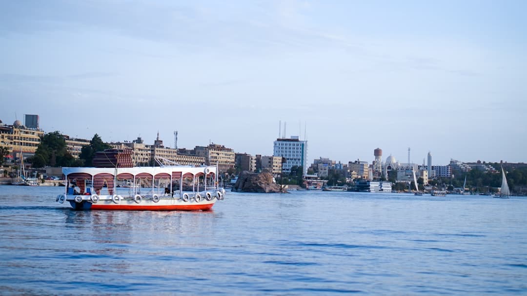 Piękny krajobraz Nilu z doliną i statkiem