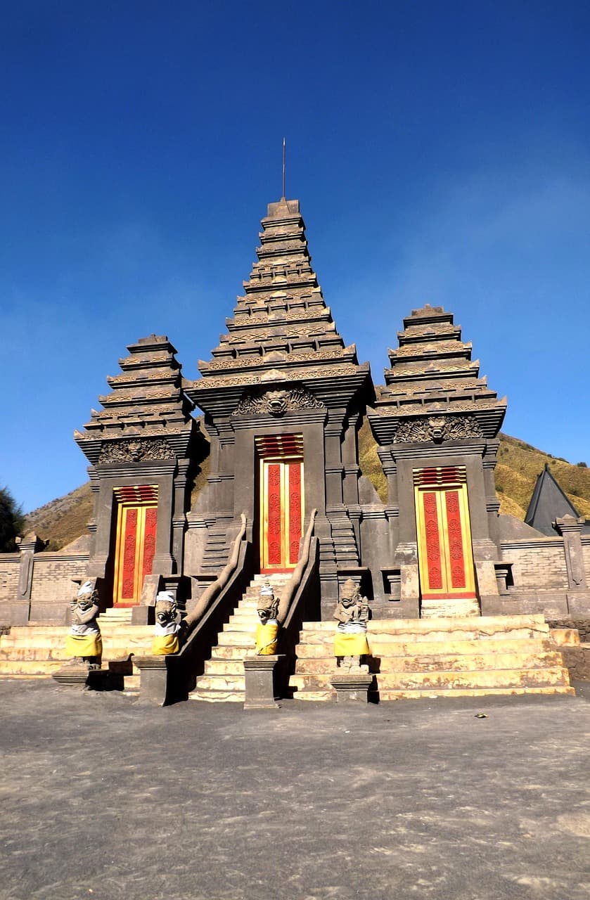 Hinduska świątynia Pura Luhur Poten na tle wulkanu Bromo.