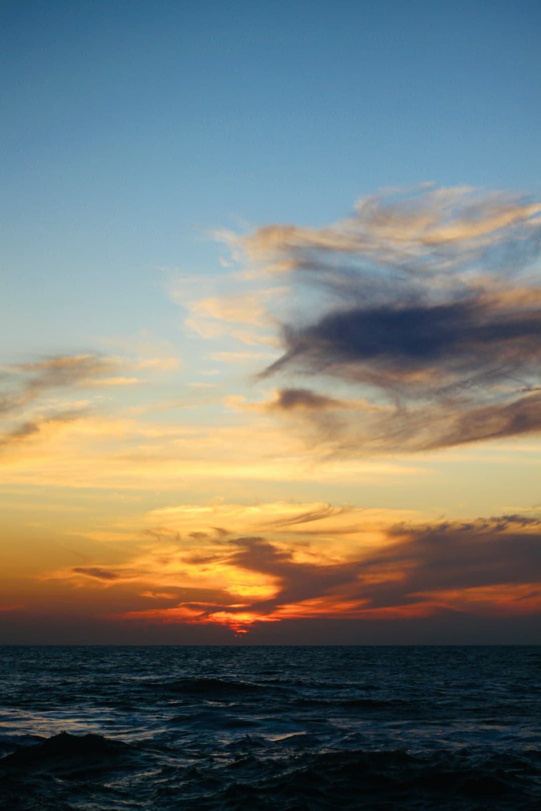Zapierający dech w piersiach zachód słońca nad plażą w Bentota