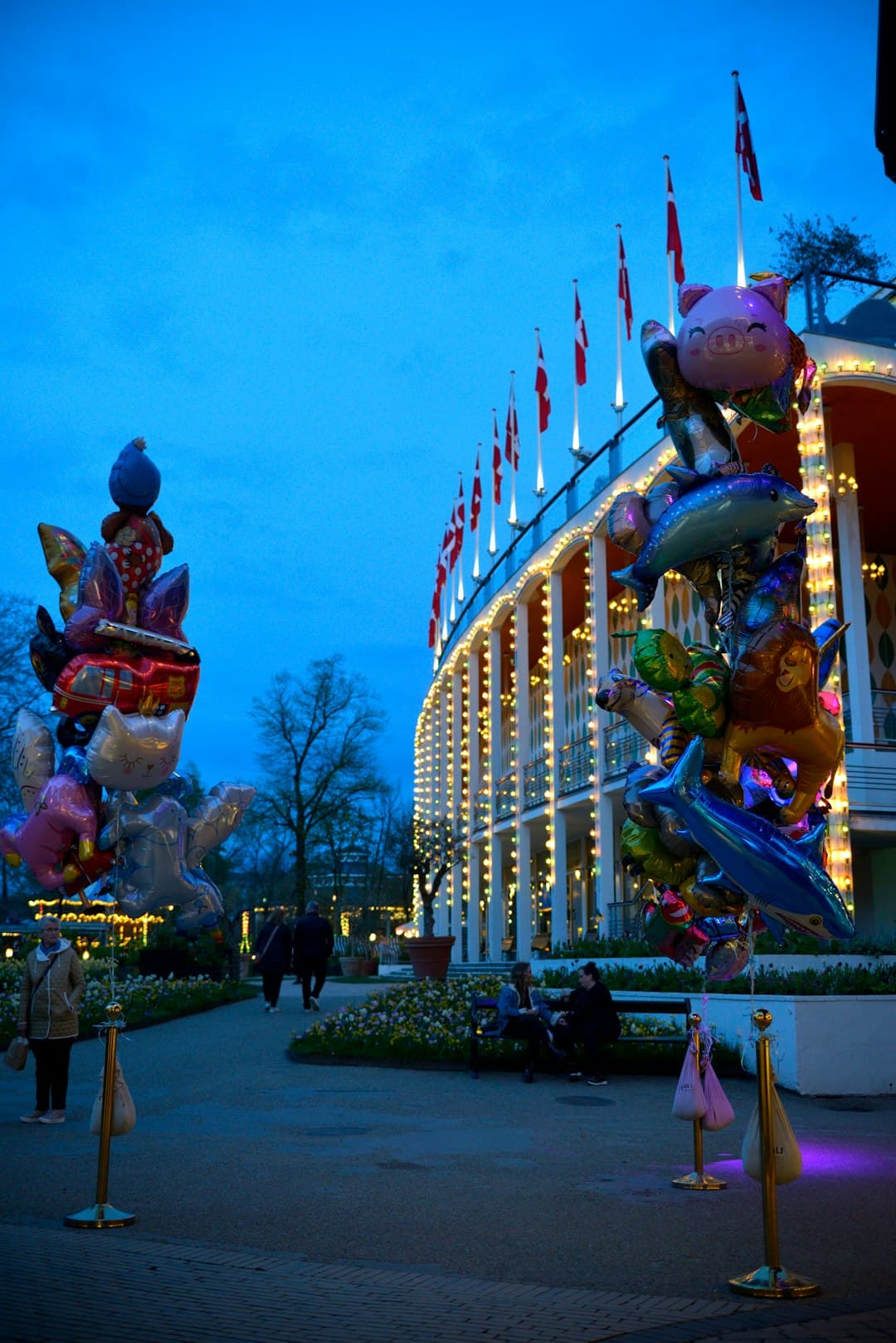 Oświetlony Tivoli w Kopenhadze nocą