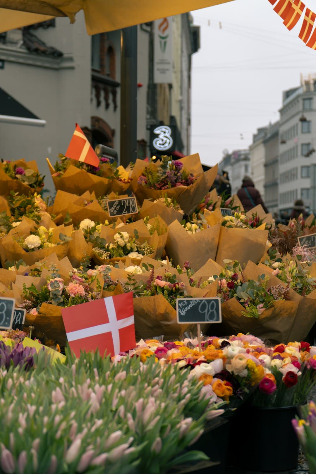 Świeże lokalne produkty w kopenhaskim rynku