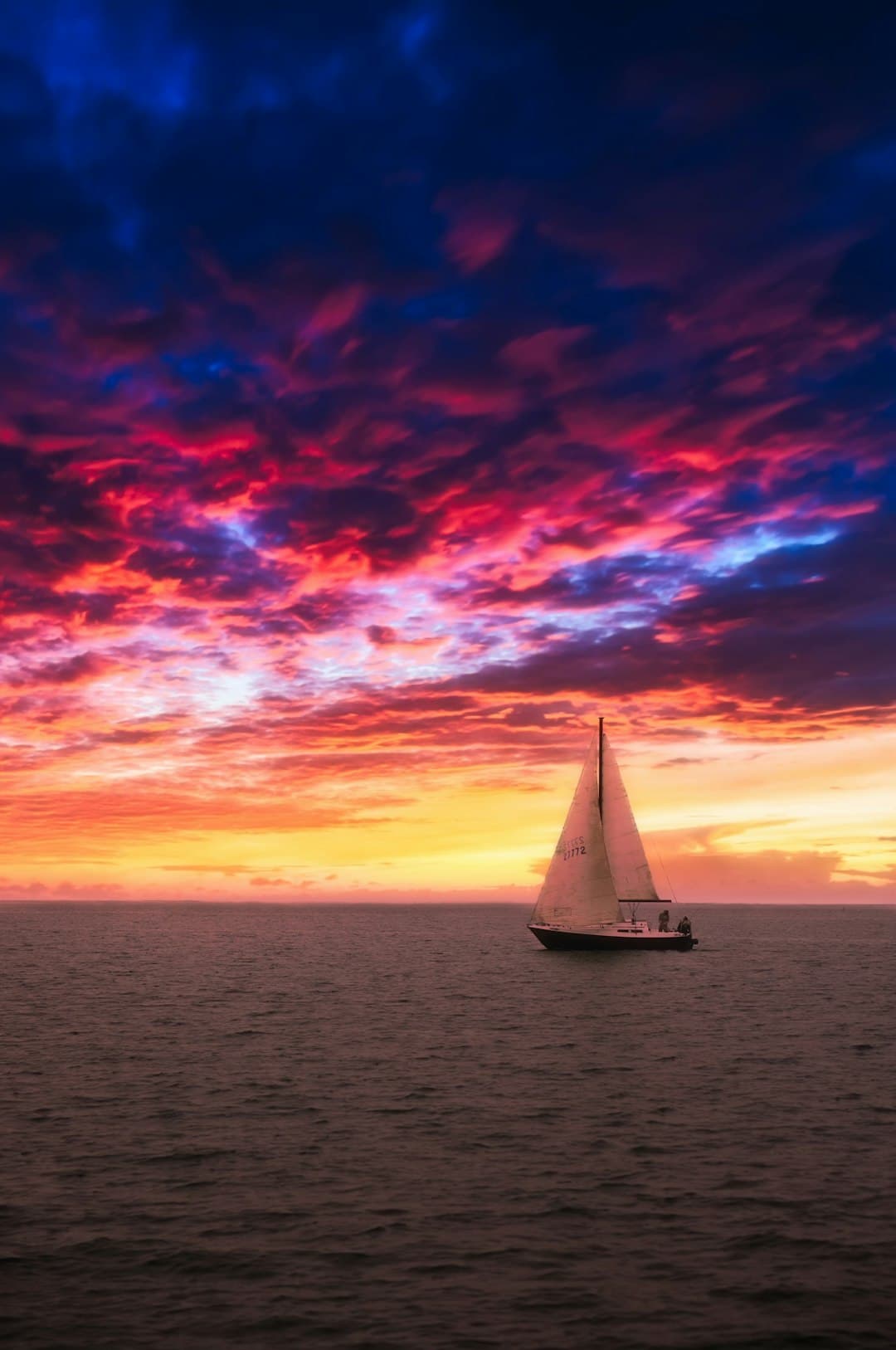 Żywy zachód słońca nad morzem z łodzią