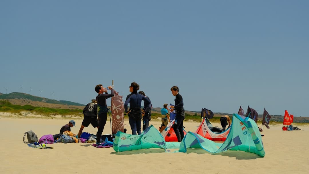 Kitesurfing na plaży, przygotowania sportowców, lato.