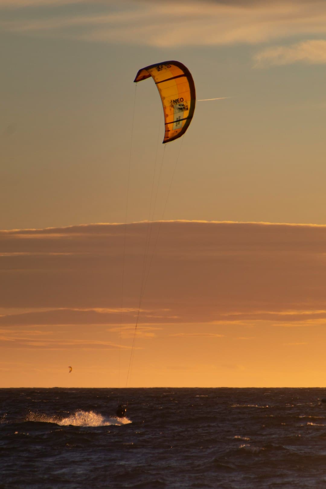 Piękny zachód słońca nad morzem, kite surfing