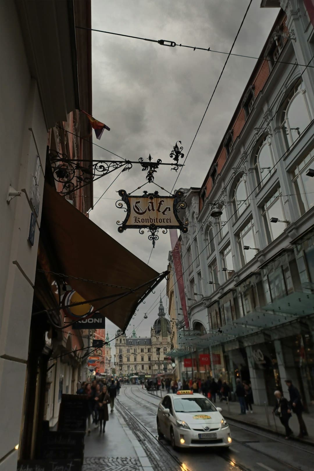 Ludzie cieszący się posiłkiem w restauracji w Grazie