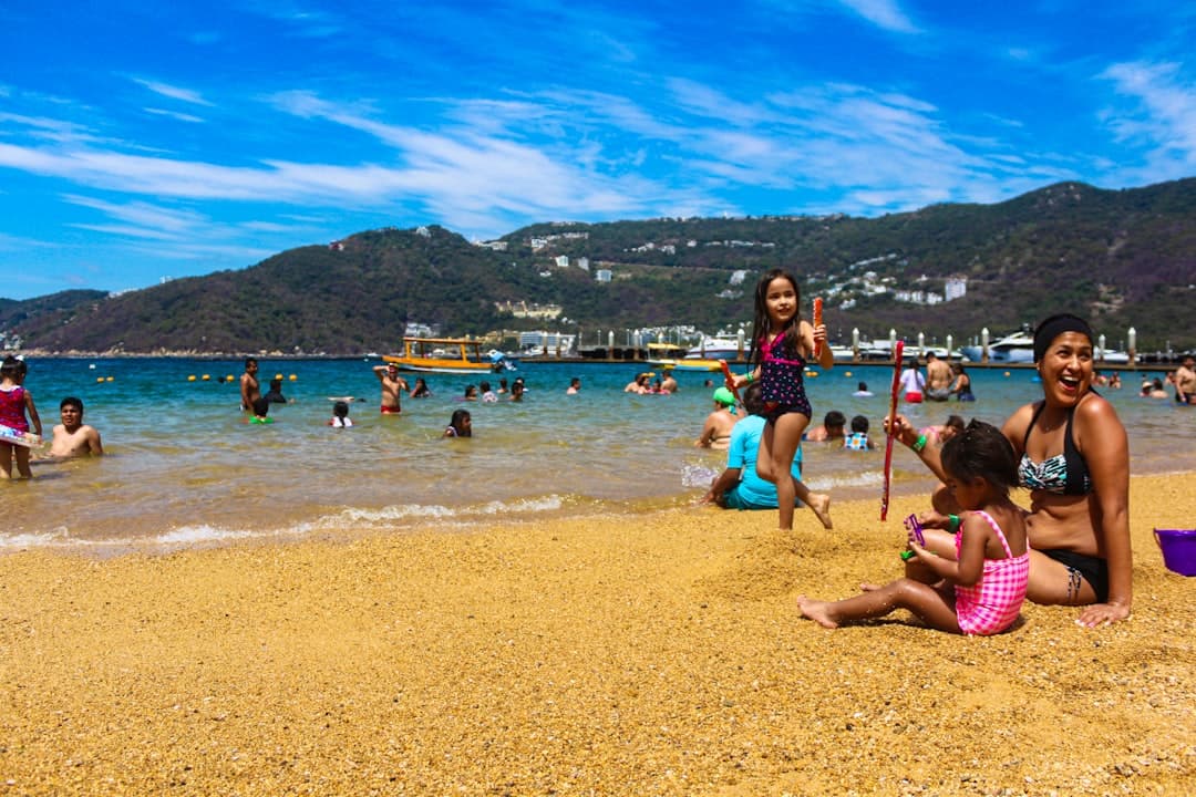 Dzieci bawiące się na plaży w Herceg Novi